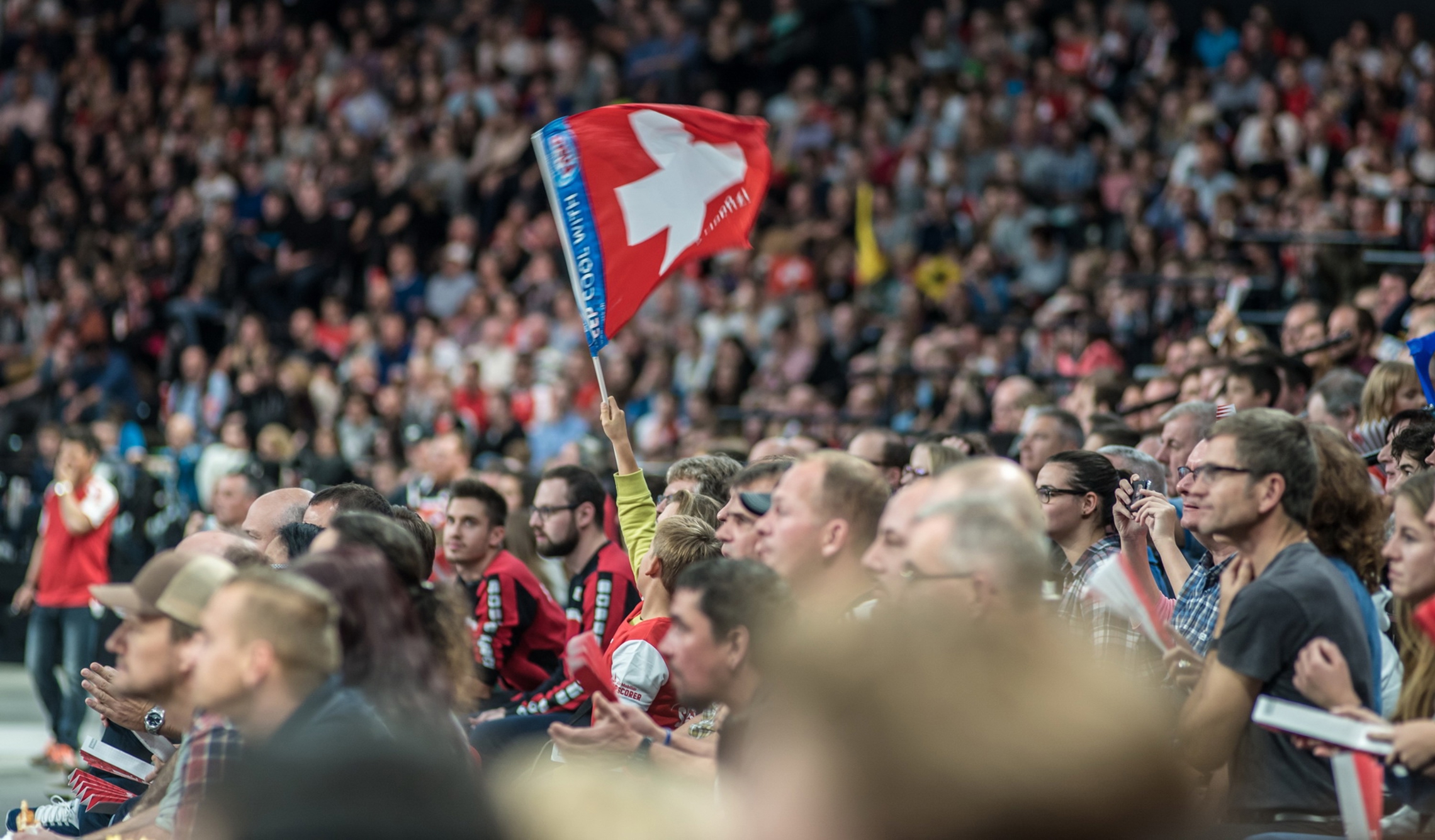 Zuschauer an einem Länderspiel mit einer Schweizer Fahne. (Adrian Ehrbar)