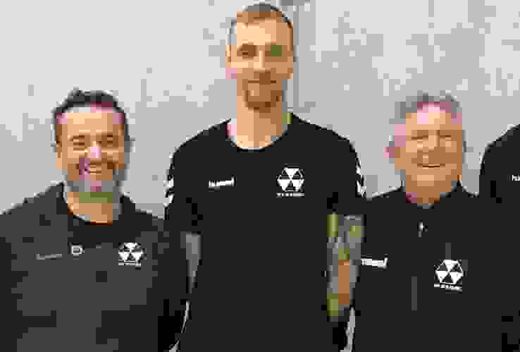 Alesksander Spende (Mitte) flankiert von Cheftrainer Christian Meier (links) und Co-Trainer Patrice Kaufmann (rechts). Alesksander Spende (Mitte) flankiert von Cheftrainer Christian Meier (links) und Co-Trainer Patrice Kaufmann (rechts).