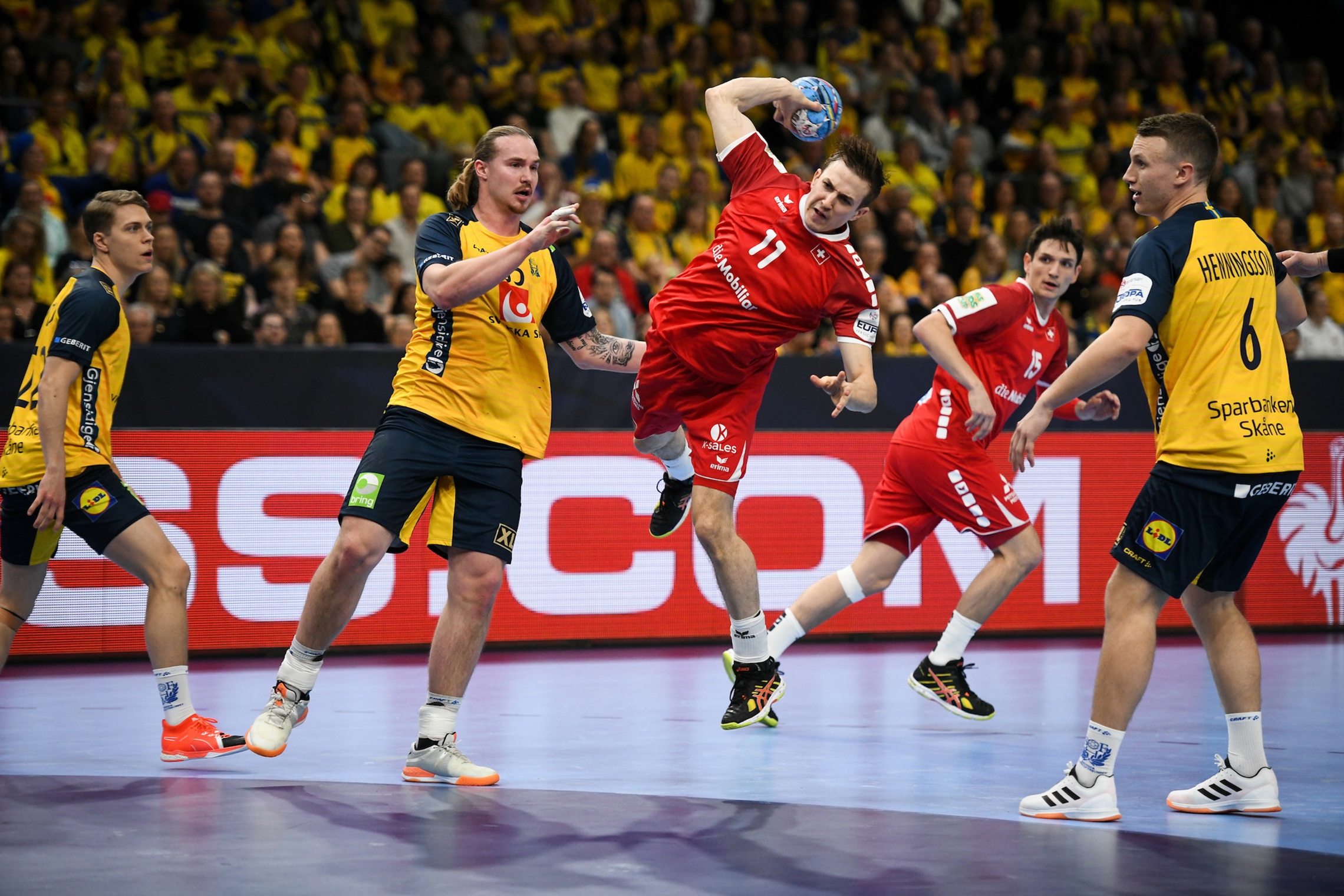 Nur selten gelang der Schweiz (hier Roman Sidorowicz) der Durchbruch gegen die Schwedische Deckung (Bild: EHF, 10.01.2020)