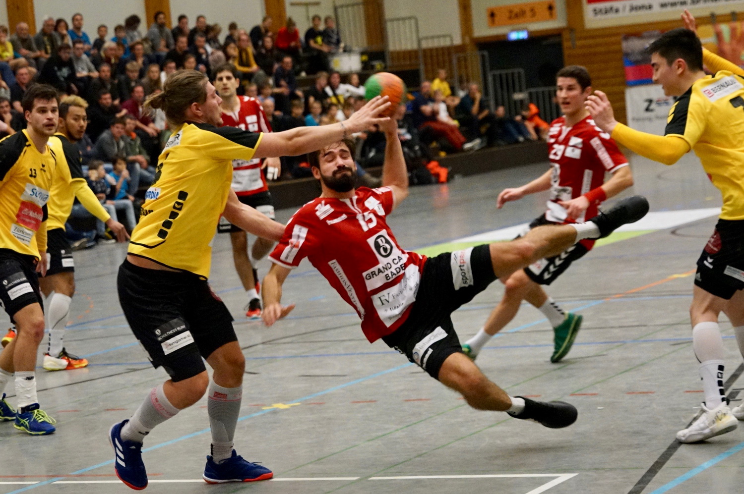 Stäfa (gelb) fordert Endingen im Playoff-Final der NLB