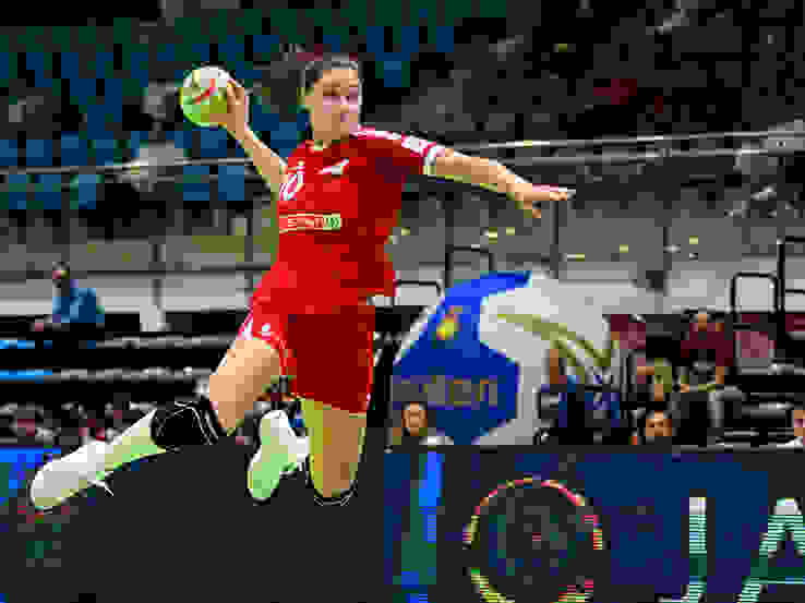 Daphne Gautschi im Sprungwurf Daphne Gautschi im Sprungwurf