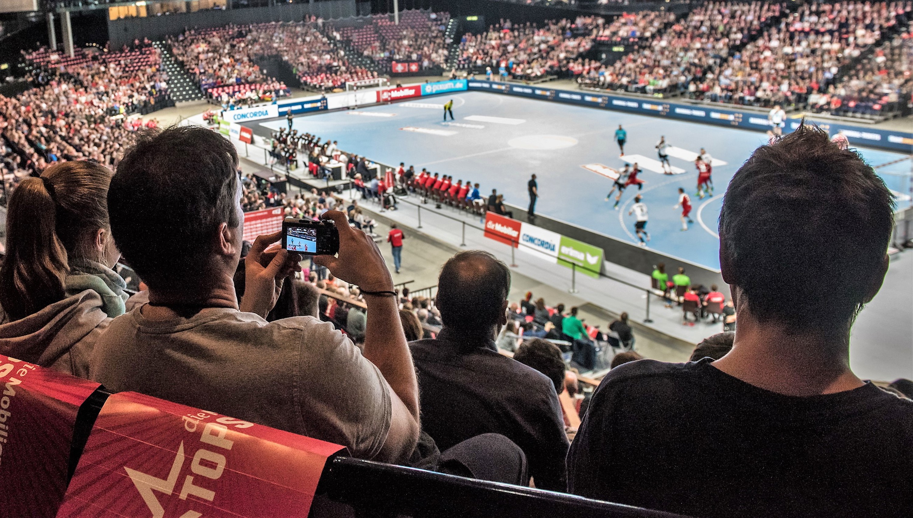 Zuschauer an einem Länderspiel der Schweizer Nationalmannschaft. (Adrian Ehrbar)