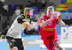 Röthlisberger gegen den österreichischen Angreifer Röthlisberger gegen den österreichischen Angreifer